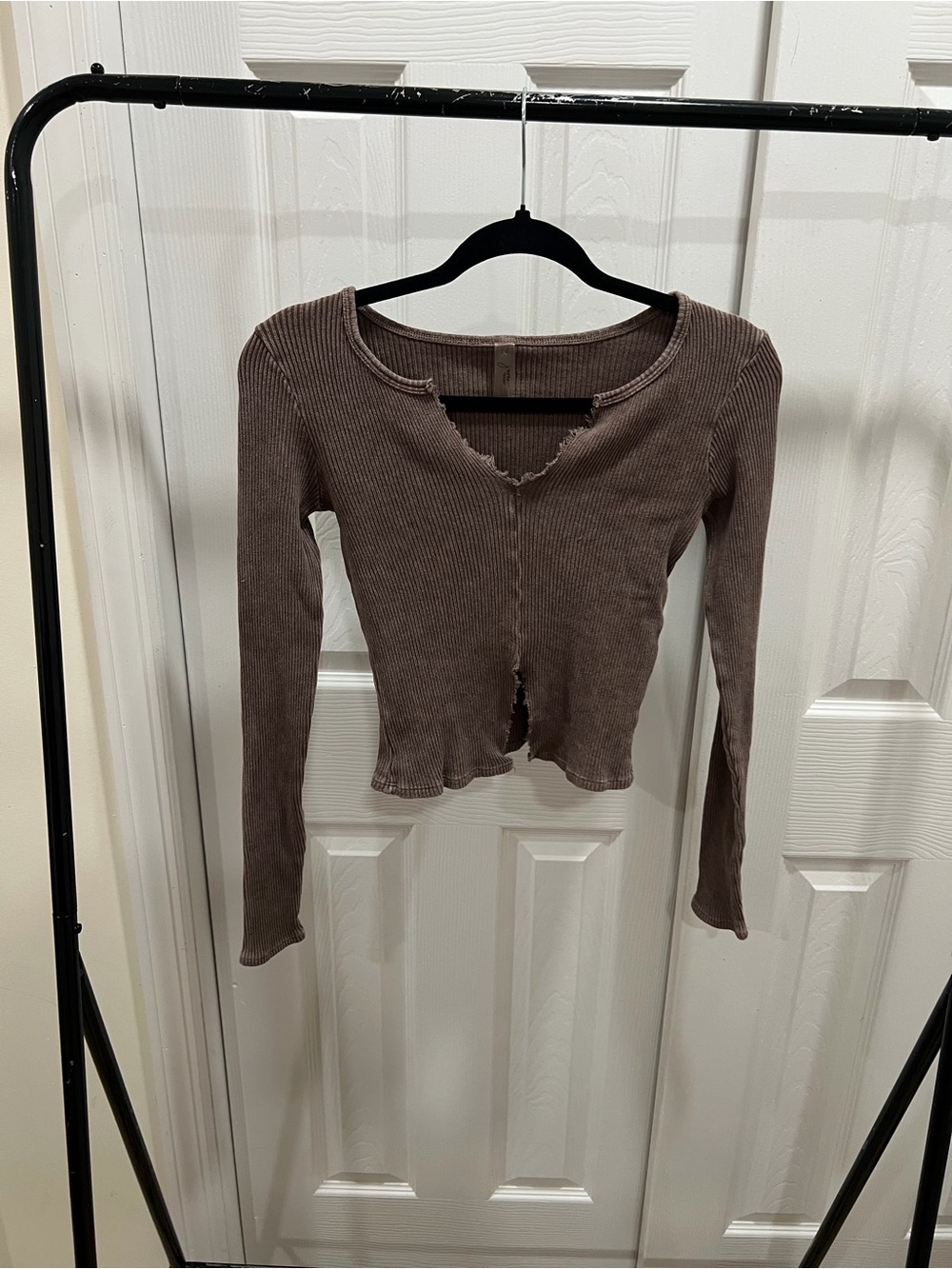 Ribbed Distressed V-Notch Long Sleeve Crop Top in Taupe